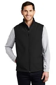 Siyah softshell yelek — model üzerinde — İlketeks Denizli üretimi