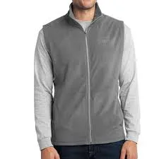 Gri softshell yelek — model üzerinde — İlketeks Denizli üretimi