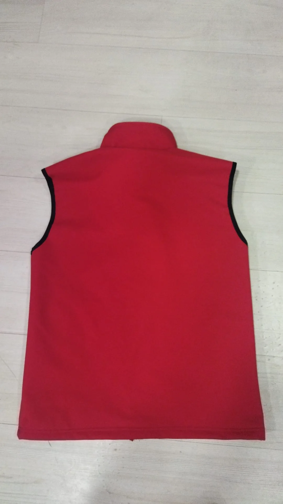 İş Yeleği — kırmızı softshell yelek — arka görünüm, İlketeks Denizli üretimi